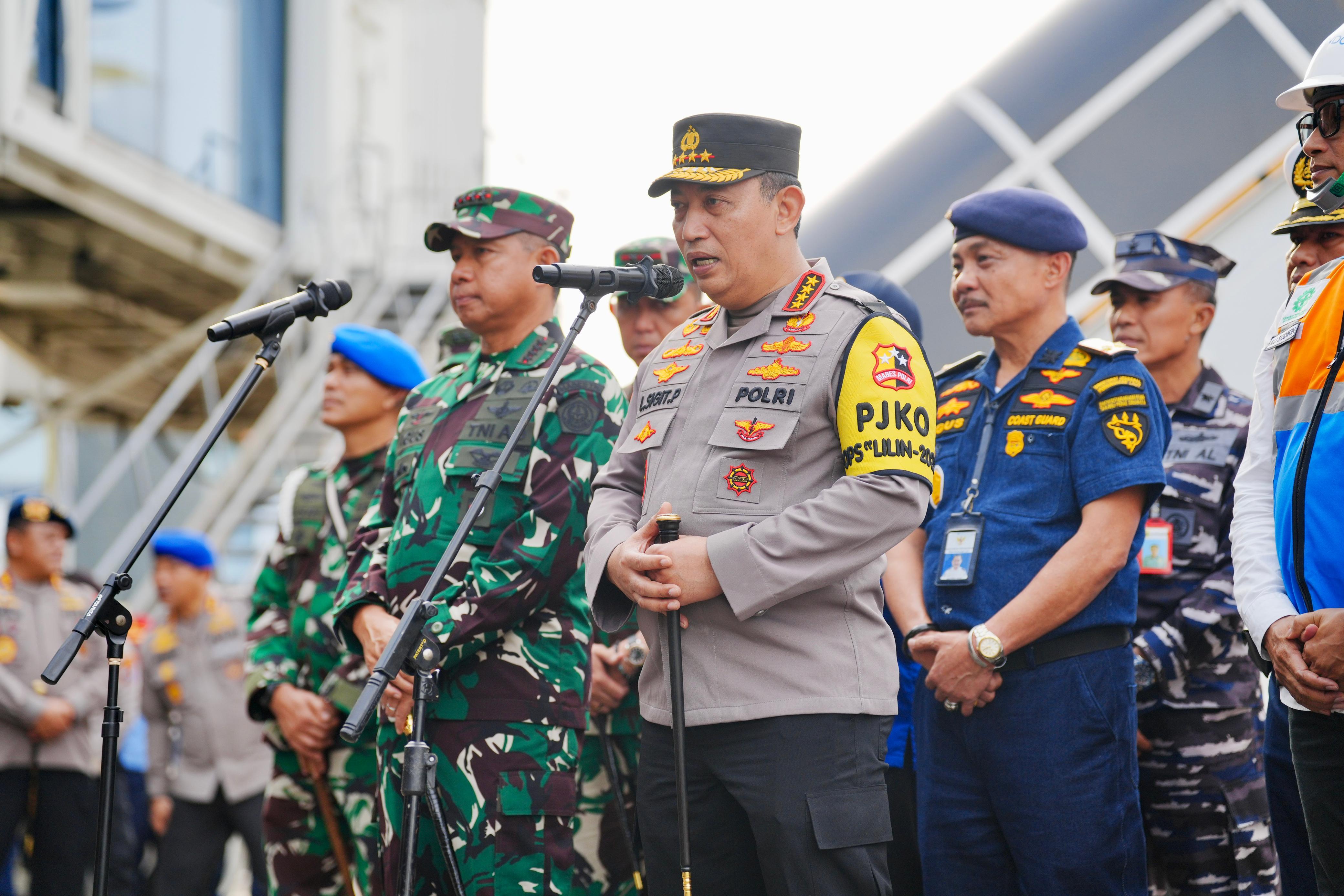 Kapolri Jenderal Listyo Sigit Prabowo dan Panglima TNI Agus Subiyanto saat mengunjungi Pelabuhan Tanjung Perak, Surabaya. (Mabes Polri)