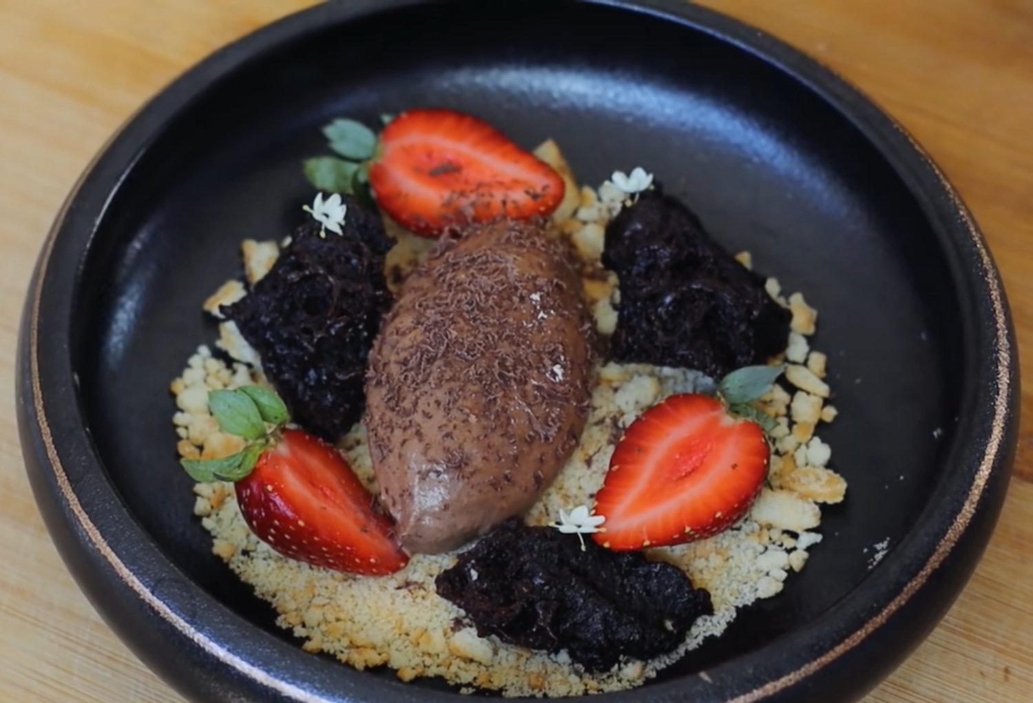 Tampilan chocolate mousse yang lembut. (YouTube Devina Hermawan)