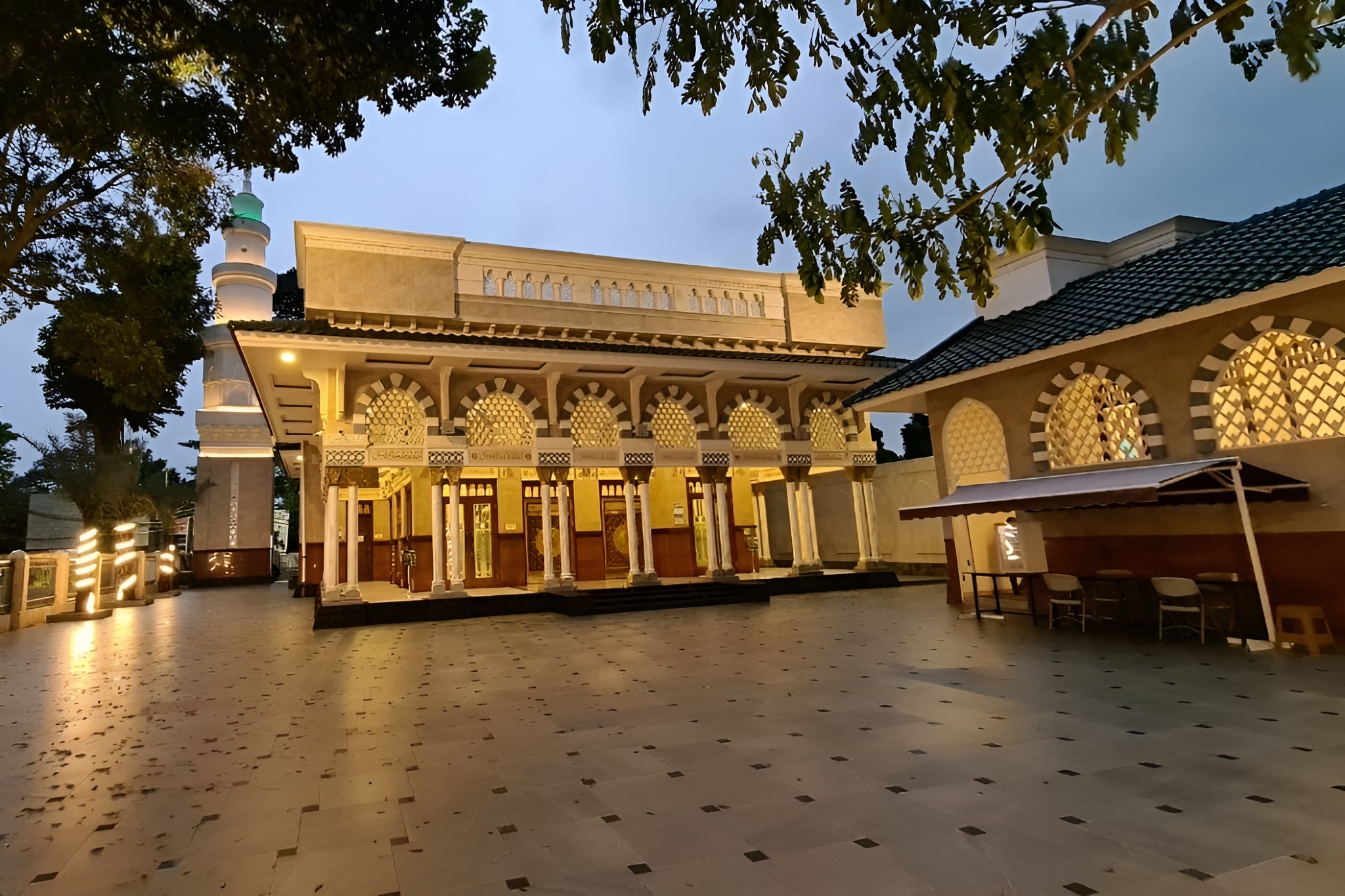 Penampakan Masjid As-Sofia Bogor ketika sore menjelang malam hari.