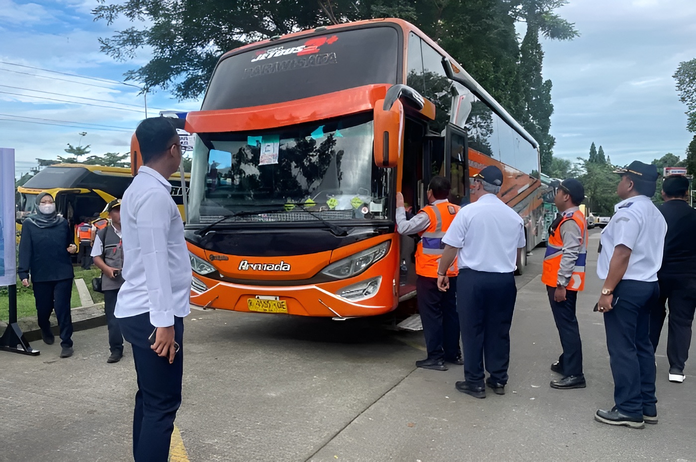 Ramp check yang dilaksanakan oleh Kementerian Perhubungan melalui Badan Pengelola Transportasi Jabodetabek (BPTJ) terhadap bus yang menuju kawasan Puncak.