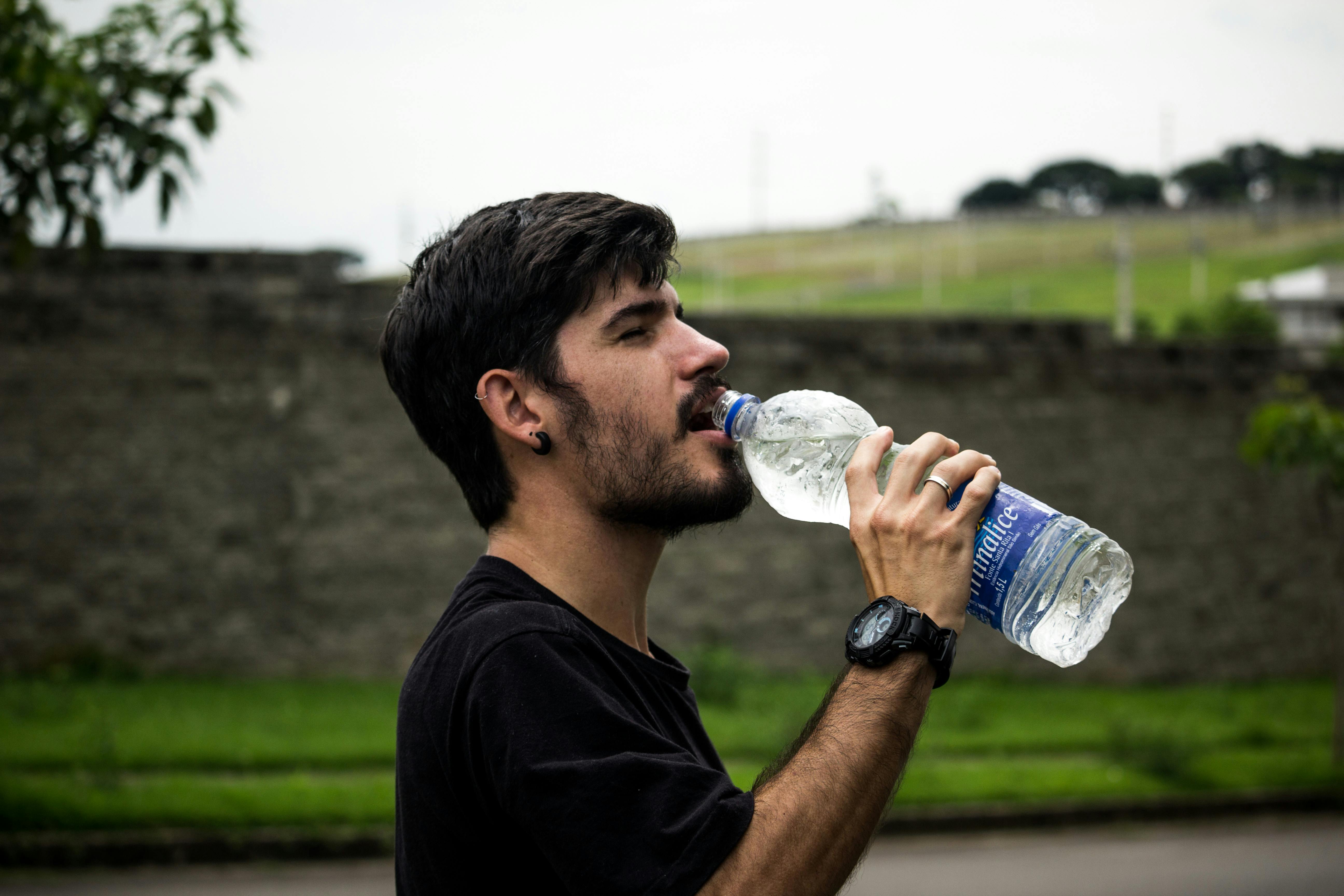 Ilustrasi laki-laki minum air putih
