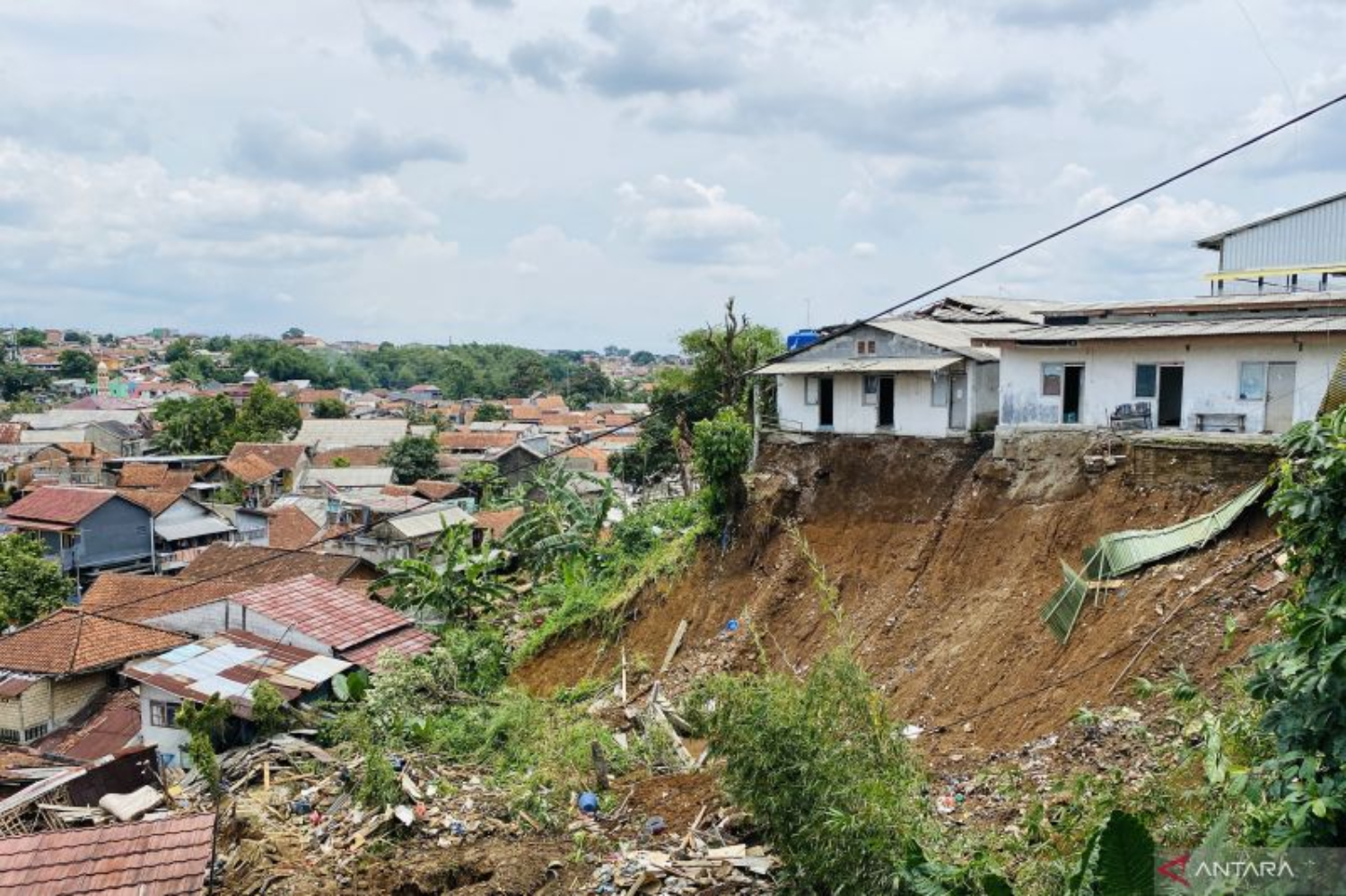 Penampakan Longsor di Gang Barjo, Kelurahan Kebon Kalapa, Kota Bogor pada Oktober 2022. (ANTARA/Shabrina Zakaria)