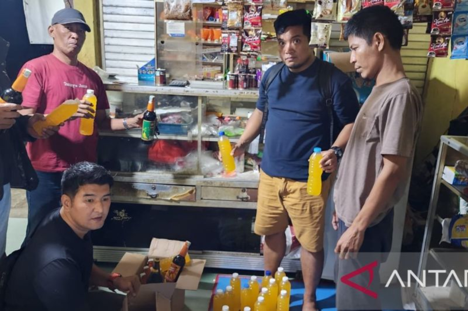 Razia miras di warung kelontong oleh Satreskoba Polresta Bogor Kota. (ANTARA/HO-Polresta Bogor Kota)