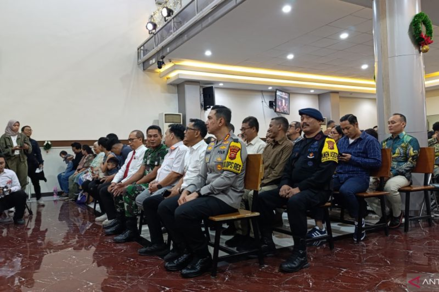 Jajaran Forkopimda Kota Bogor saat mengunjungi GKI Pengadilan pada misa malam Natal, Selasa (24/12/2024). (ANTARA/Shabrina Zakaria)