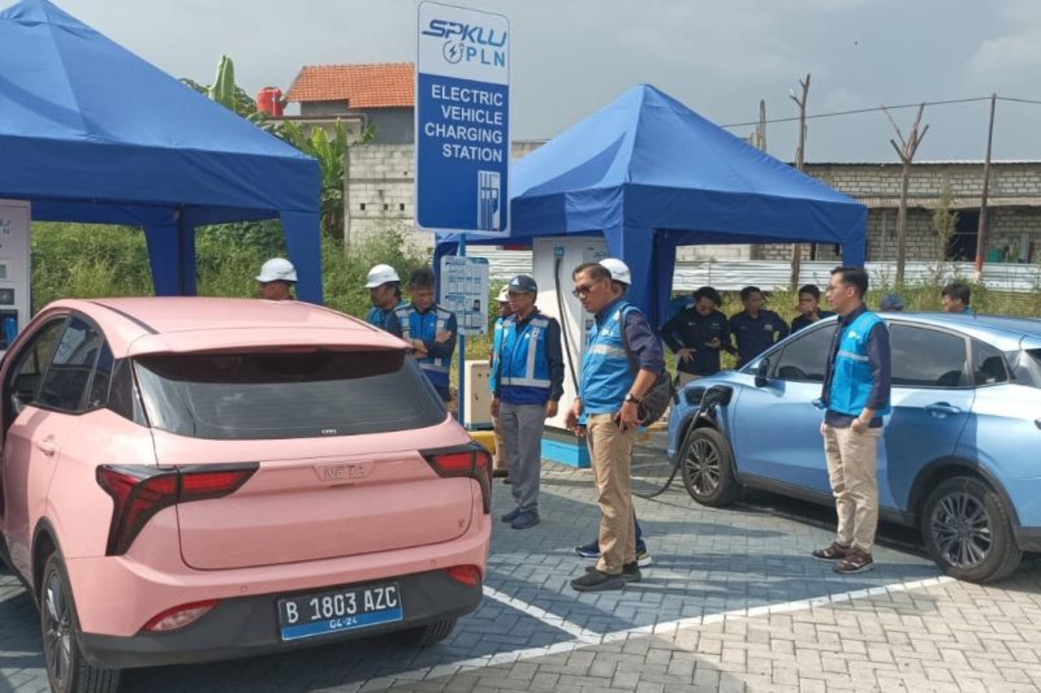 mobil listrik mengisi daya di SPKLU di salah satu rest area di tol Trans Jawa. (ANTARA/Neta)