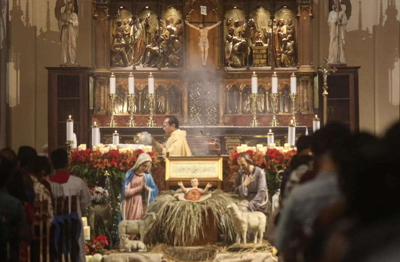 Umat Katolik mengikuti Misa Malam Natal di Gereja Katedral, Jakarta, Sabtu (24/12/2022).
