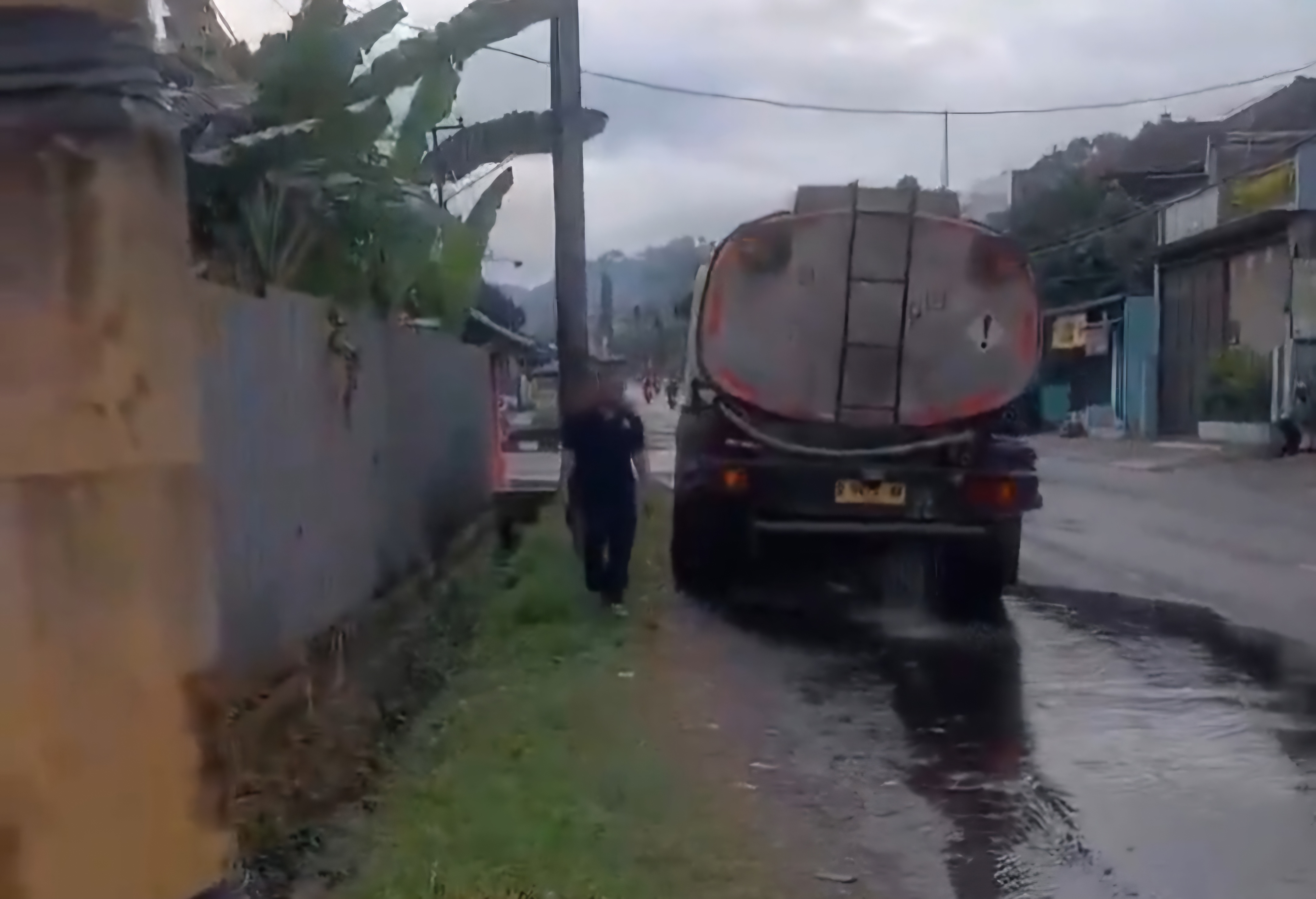 Tangkapan layar video viral truk bermuatan cairan kimia berbahaya bocor dan merugikan banyak pengguna jalan di kawasan Kabupaten Bandung Barat. (Platform X)