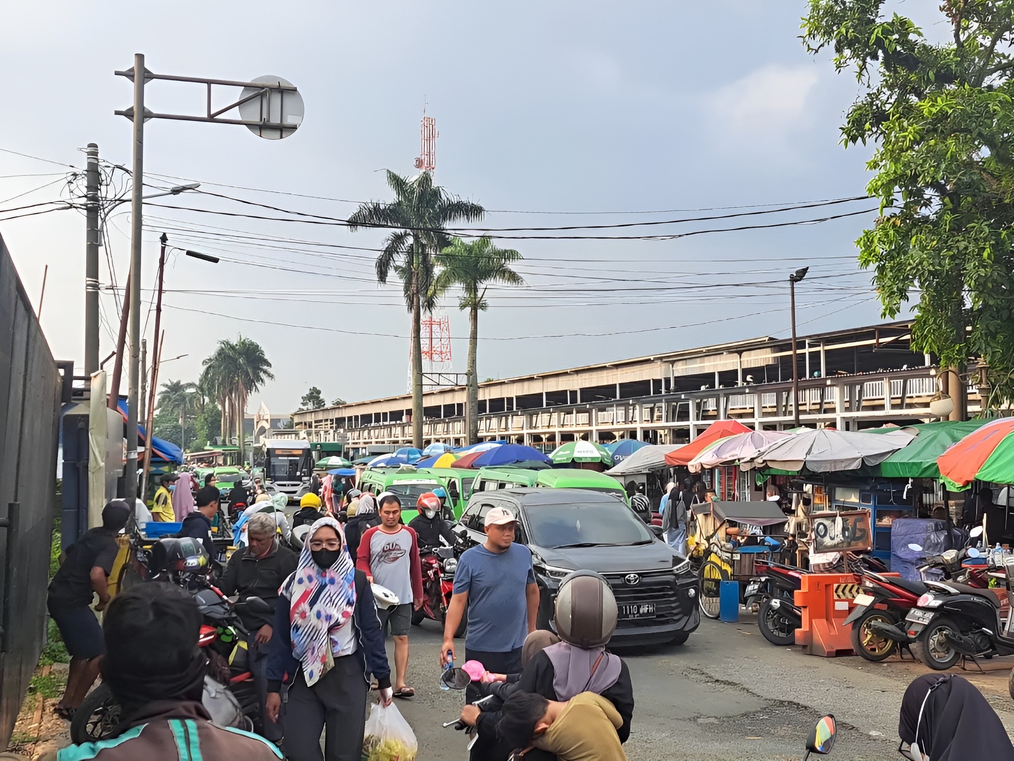 Jalan Mayor Oking yang dipenuhi Pedagang Kaki Lima (PKL)
