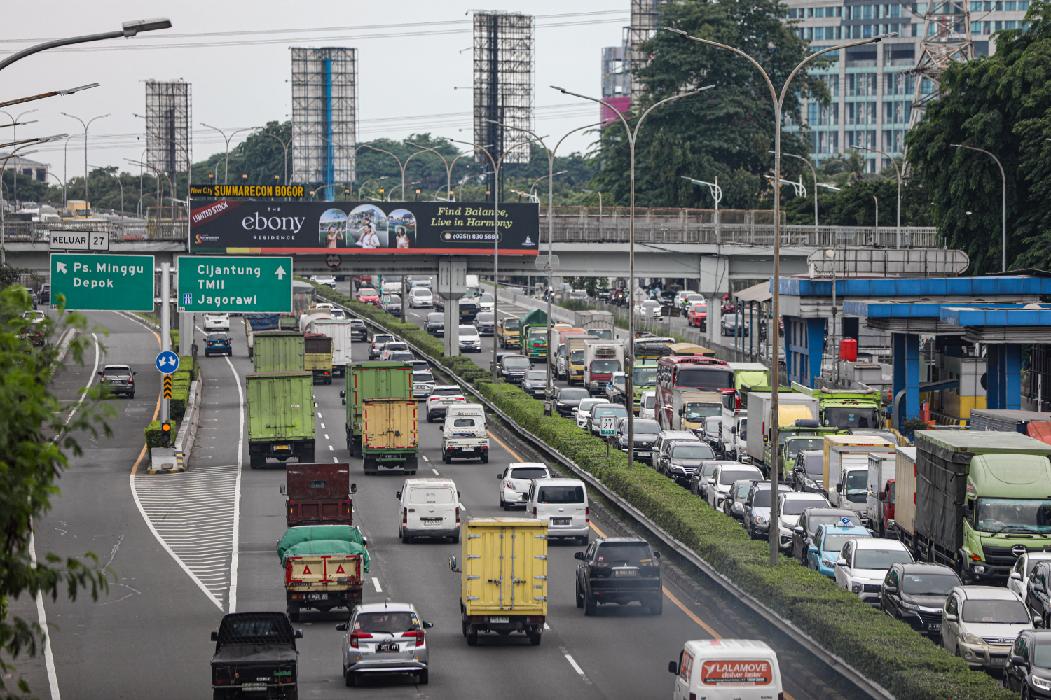 Ilustrasi jalan tol. (Salman Toyibi/Jawa Pos)