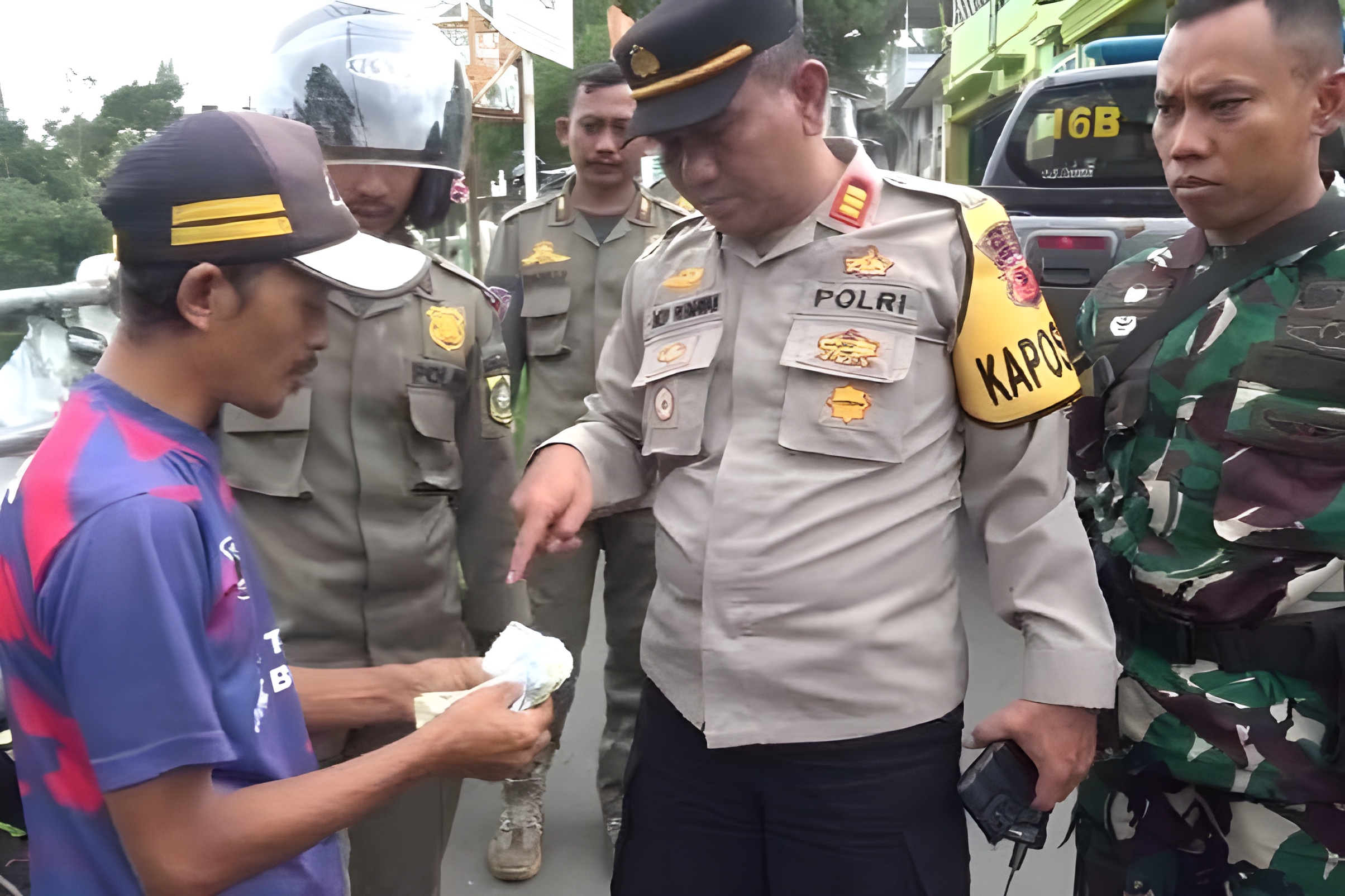 Polisi yang berhasil mengamankan juru parkir liar