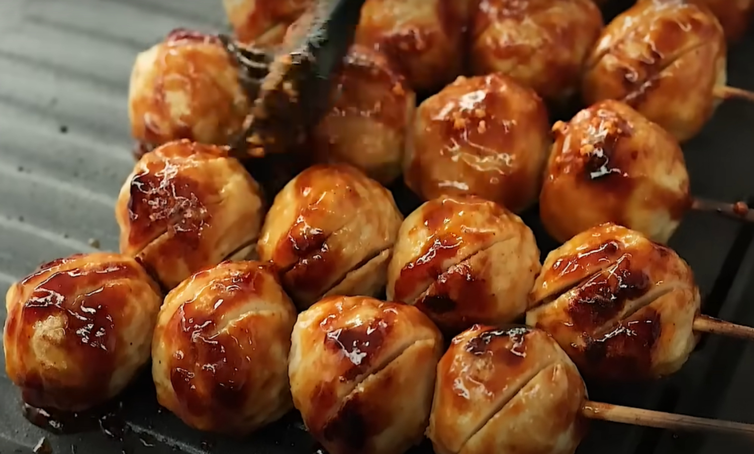 Sajian bakso ayam bakar. (YouTube Devina Hermawan)