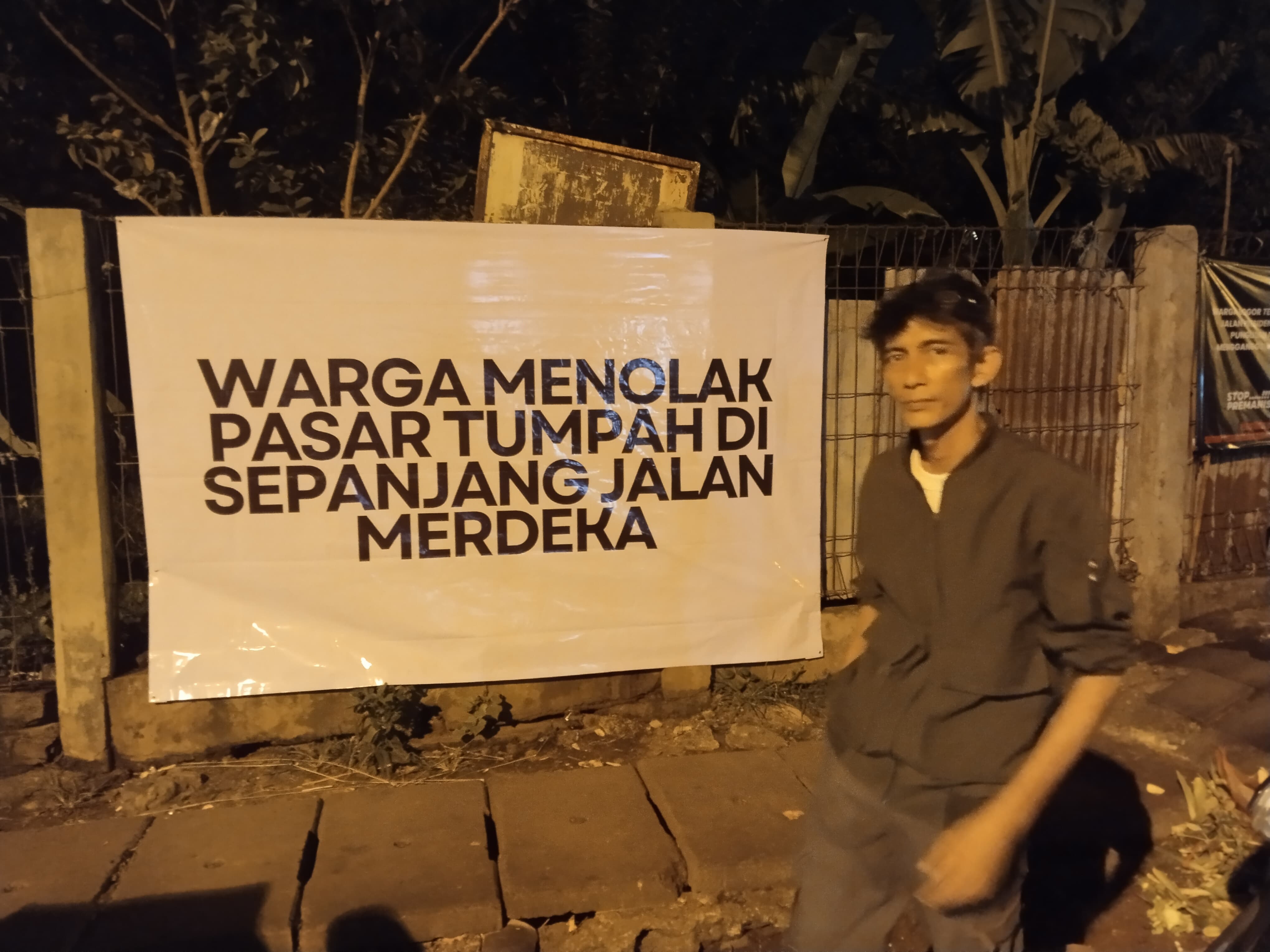 Spanduk penolakan pasar tumpah di Jalan Merdeka Bogor. (Istimewa)