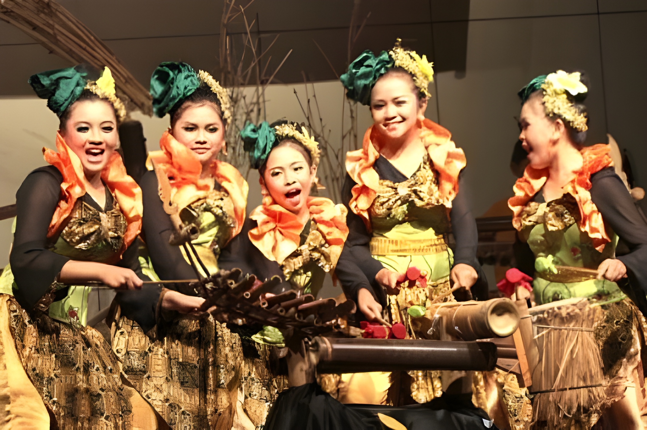 Lima orang yang sedang memainkan alat musik Langgir Badong