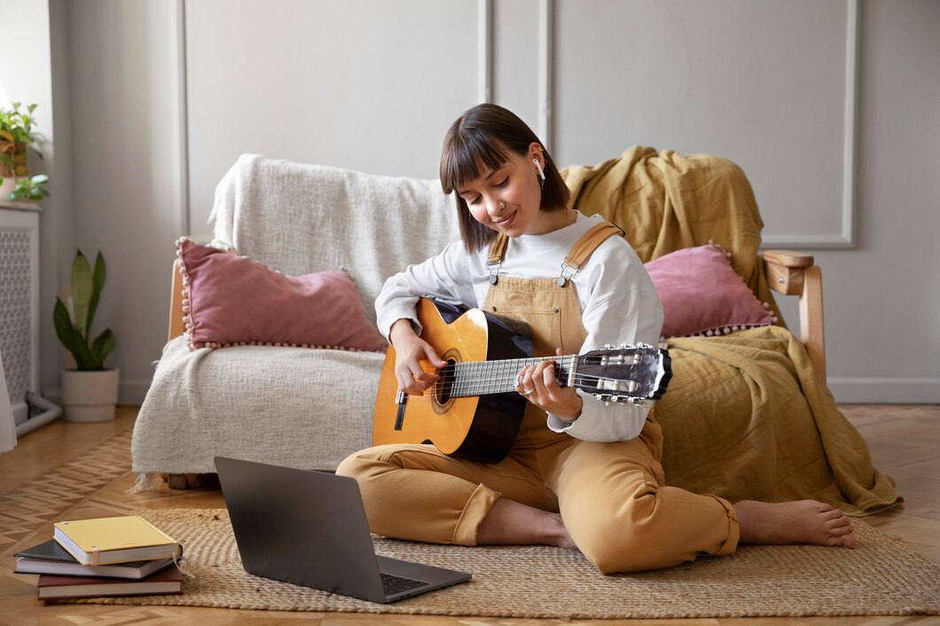 Seorang perempuan sedang bermain gitar di dalam ruangan