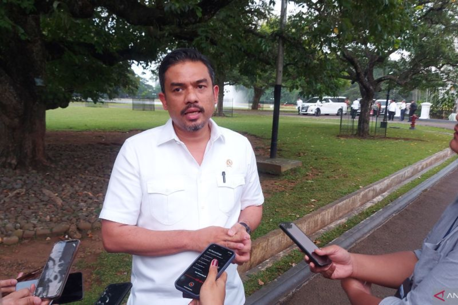 Menteri UMKM Maman Abdurrahman usai rapat terbatas di Istana Kepresidenan Bogor, Jumat (3/12/2025). (ANTARA/Andi Firdaus)