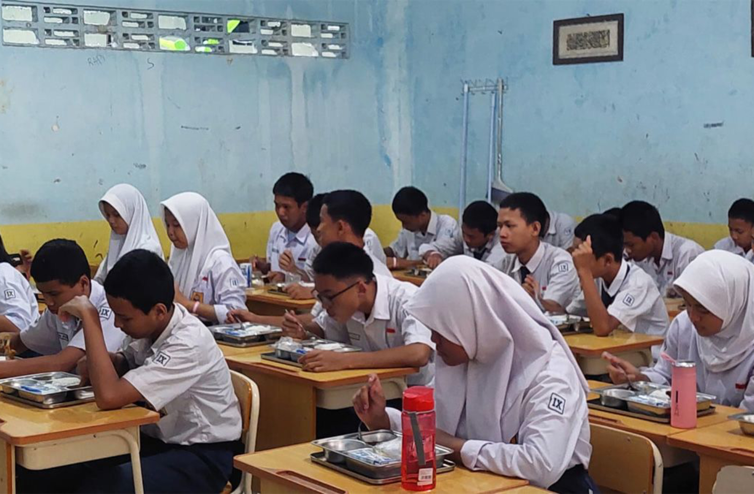 Kantor Komunikasi Kepresidenan (PCO) meninjau uji coba program Makan Bergizi Gratis di SMP Siliwangi, Tanah Sareal, Kota Bogor, Senin (9/12/2024). (Dok. JawaPos.com)