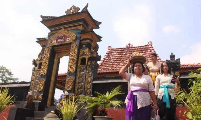Warga Hindu Plajan, Pakis Aji, Jepara, selesai mendengarkan Dharma Wacana pada perayaan Galungan 2023 kemarin (2/8)
