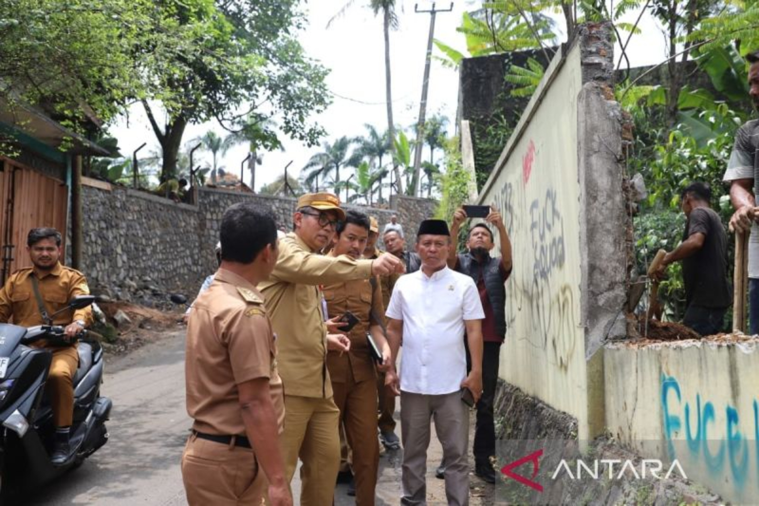 Sekda Kabupaten Bogor Ajat Rochmat Jatnika meninjau pelebaran di jalan alternatif kawasan wisata Puncak, Megamendung, Kabupaten Bogor, Selasa (7/1/2024). (ANTARA/HO-Humas Pemkab Bogor)