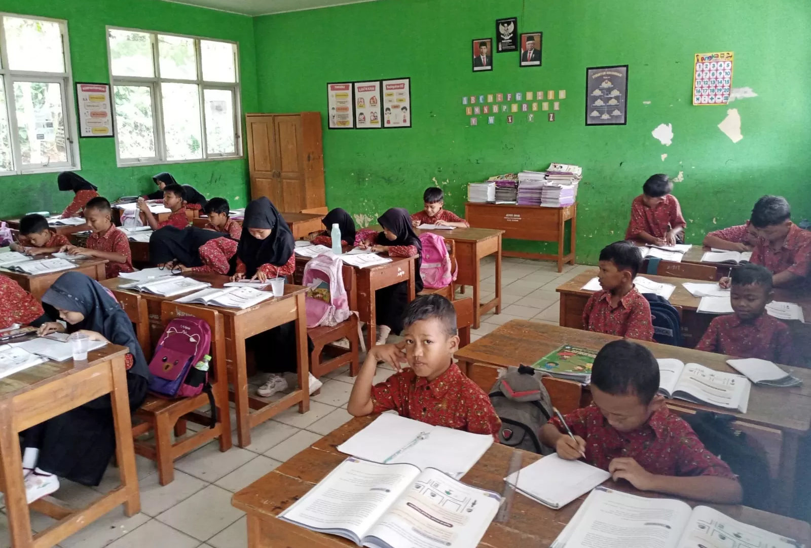 Suasana belajar di salah satu kelas di SDN Pingku 03 Parung Panjang, Kabupaten Bogor. (Arifal/Radar Bogor)