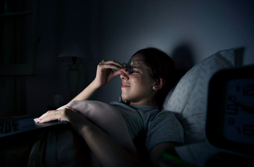 Ilustrasi seorang night owl yang sedang begadang