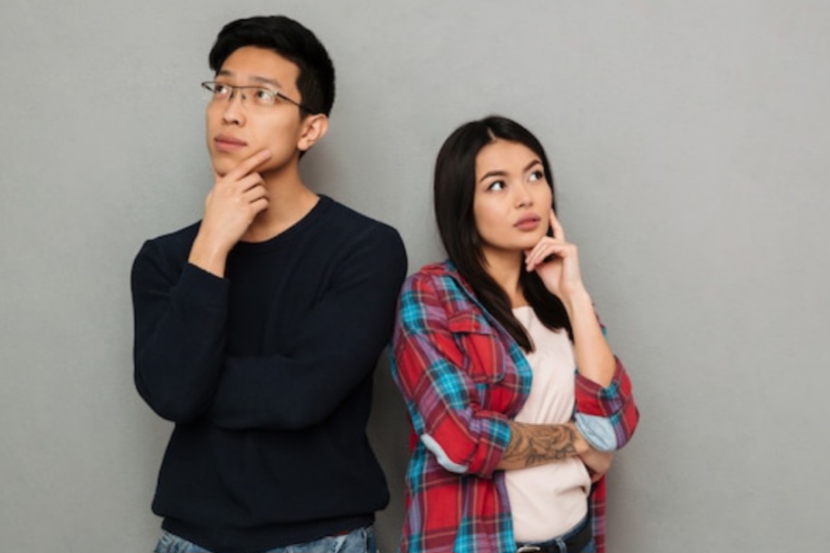 Ilustrasi dua orang yang sedang berpikir bagaimana kepribadian seseorang dapat terbentuk