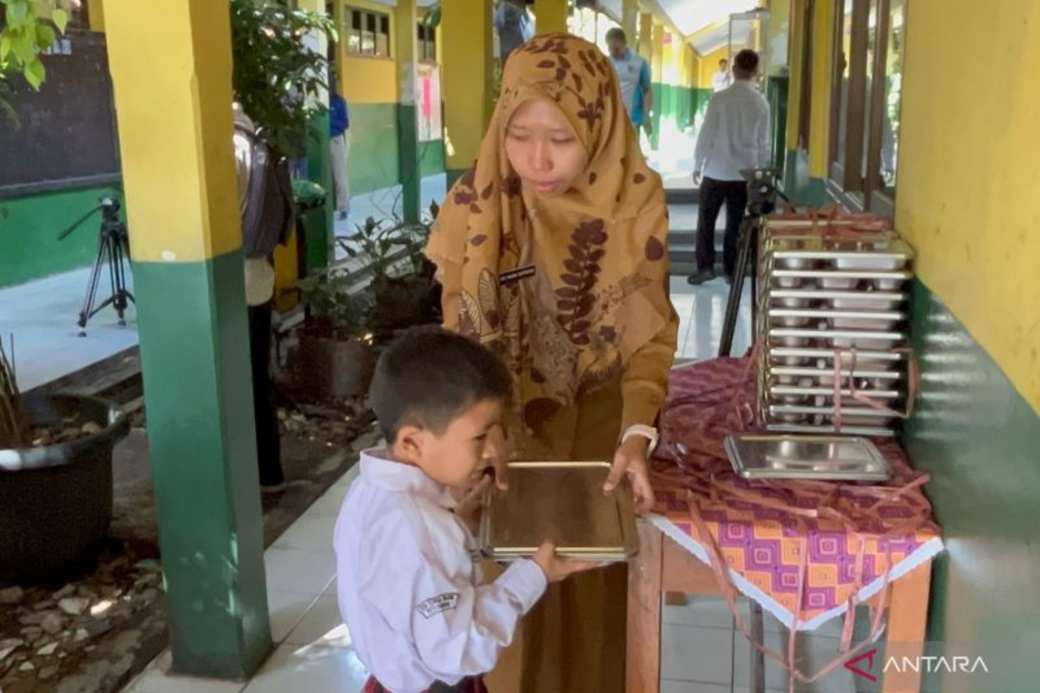 Siswa sekolah menerima manfaat Program Makan Bergizi Gratis di Kabupaten Bogor. (ANTARA/M Fikri Setiawan)