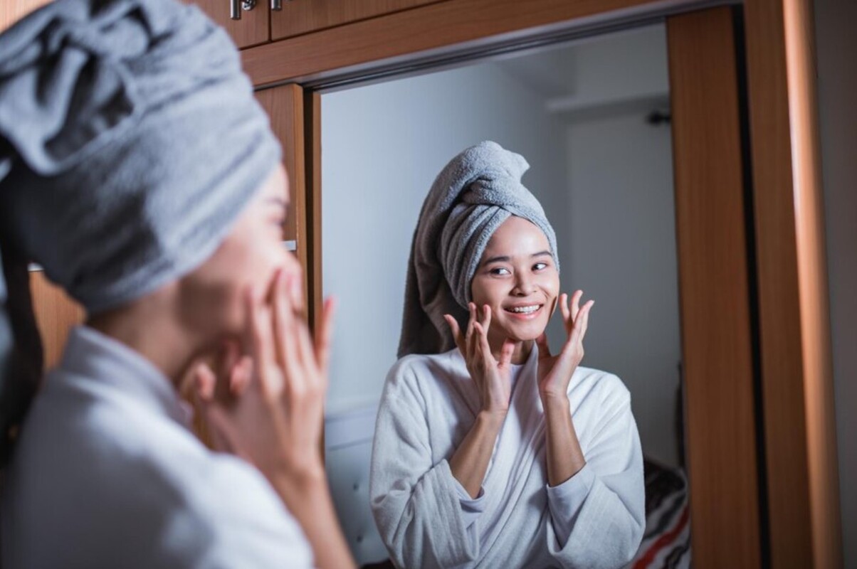 Ilustrasi skincare malam hari