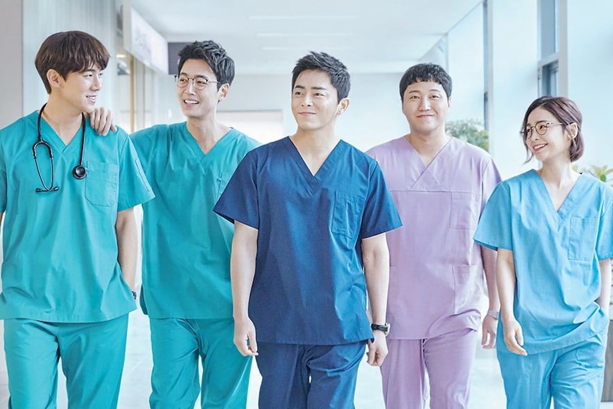 Persahabatan erat dan komunikasi yang baik antar karakter dalam drama Hospital Playlist mencerminkan pentingnya komunikasi dalam keluarga.