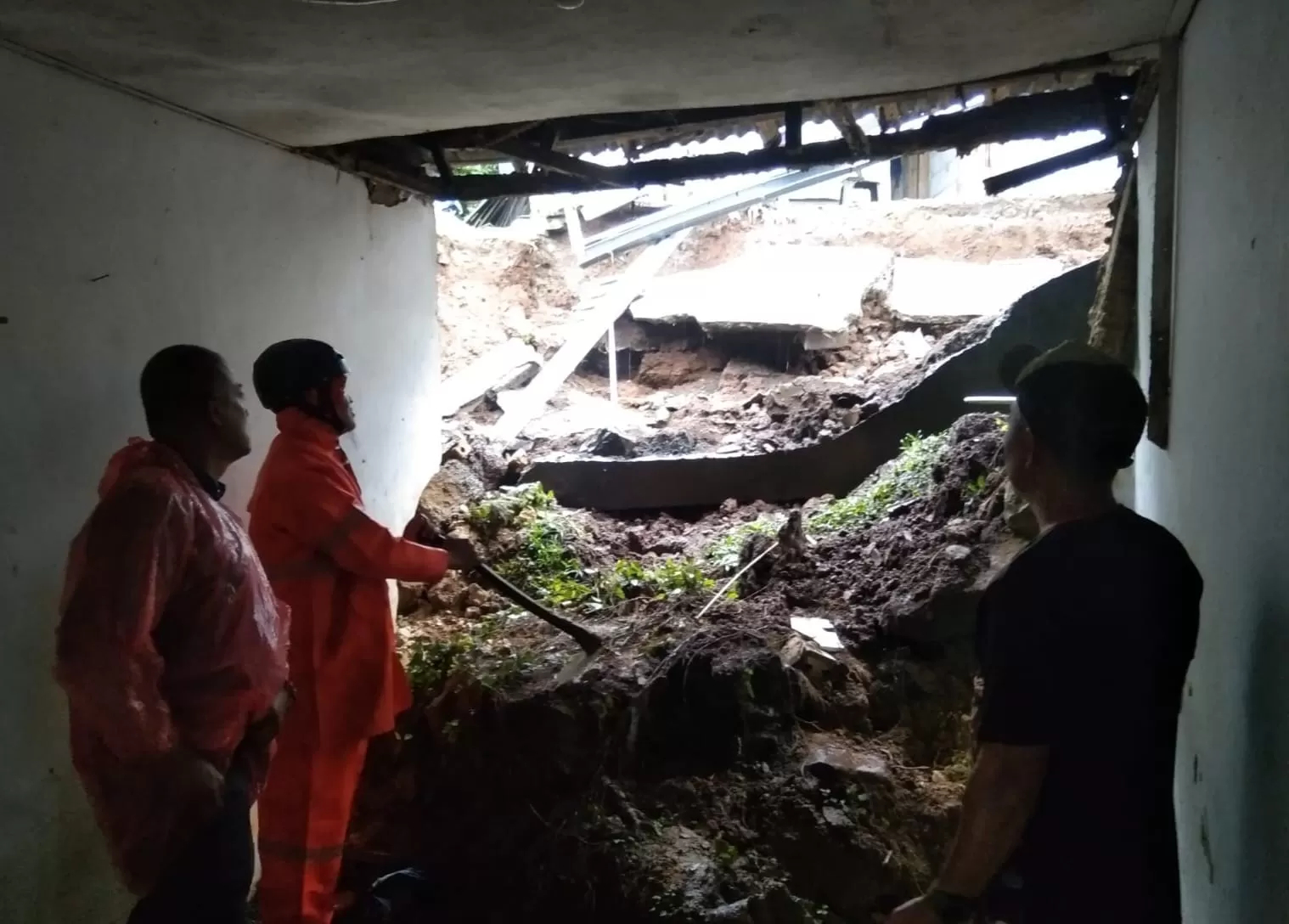 Rumah warga Kampung Gadog, Desa Pandansari, Ciawi, Kabupaten Bogor rusak tertimpa TPT yang terbawa longsor, Selasa (14/1). (BPBD Kabupaten Bogor)