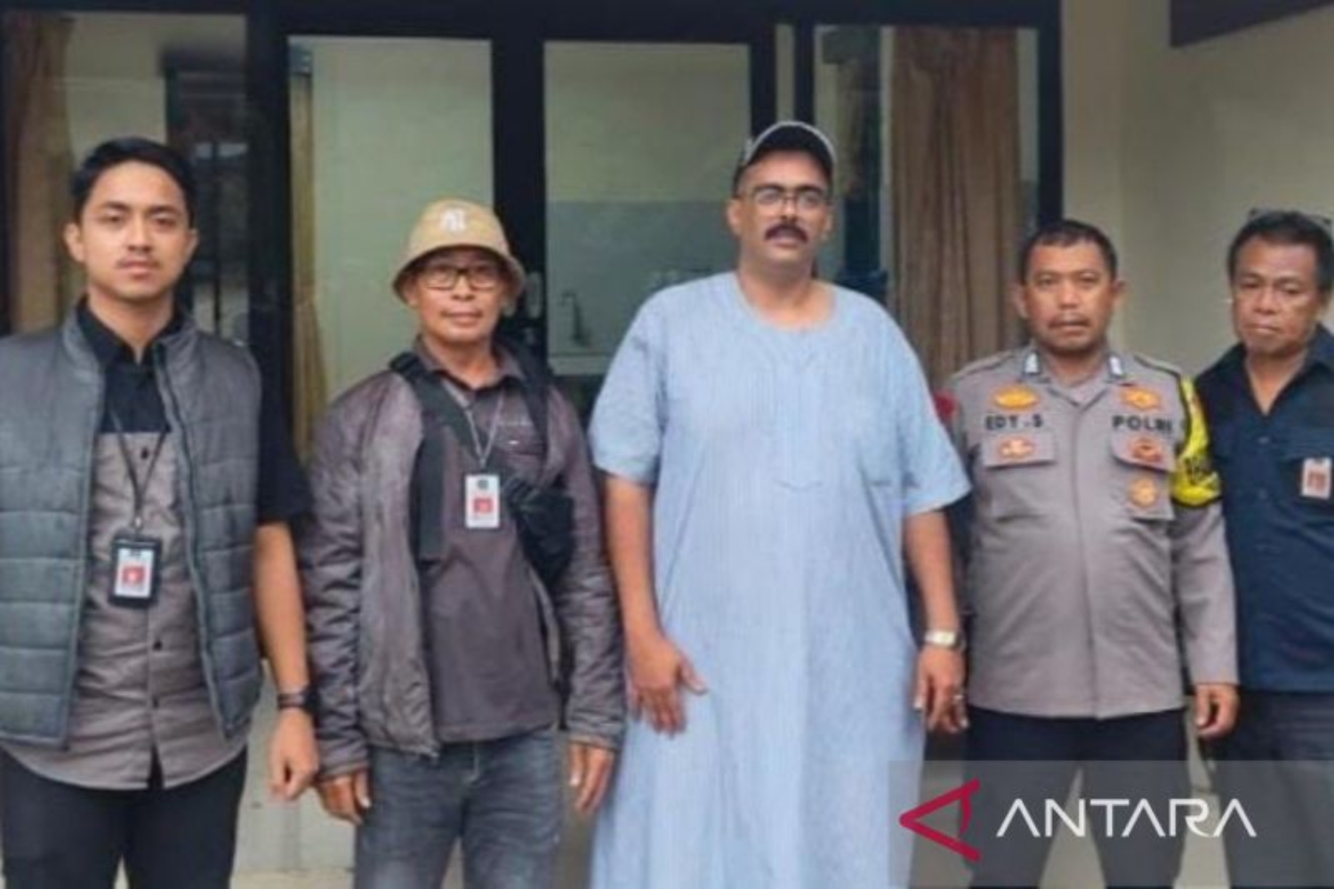 WNA Arab Saudi diamankan pihak Kantor Imigrasi Kelas 1 Non TPI Bogor setelah terlibat keributan di wilayah Cisarua, Kabupaten Bogor. (ANTARA/HO-Kantor Imigrasi Bogor)