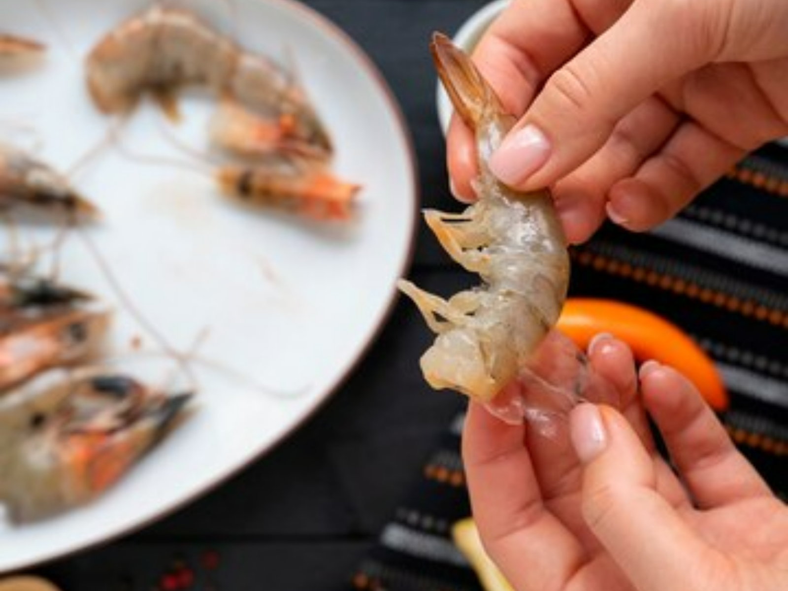 Ilustrasi seseorang membersihkan udang