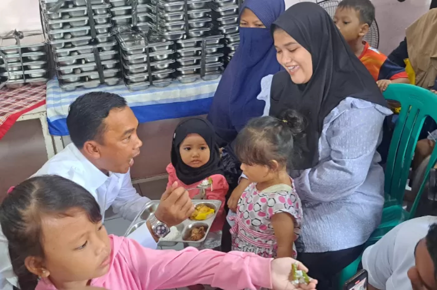 Mendukbangga Wihaji memberikan Paket Makan Bergizi Gratis pada balita di Tanah Sareal, Kota Bogor. (Reka Faturachman/Radar Bogor)