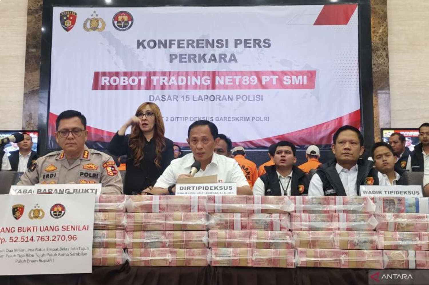 Dirtipideksus Brigjen Pol Helfi Assegaf (tengah) saat konferensi pers di Gedung Bareskrim Polri, Jakarta, Rabu (22/1/2025). (ANTARA/Nadia Putri Rahmani)