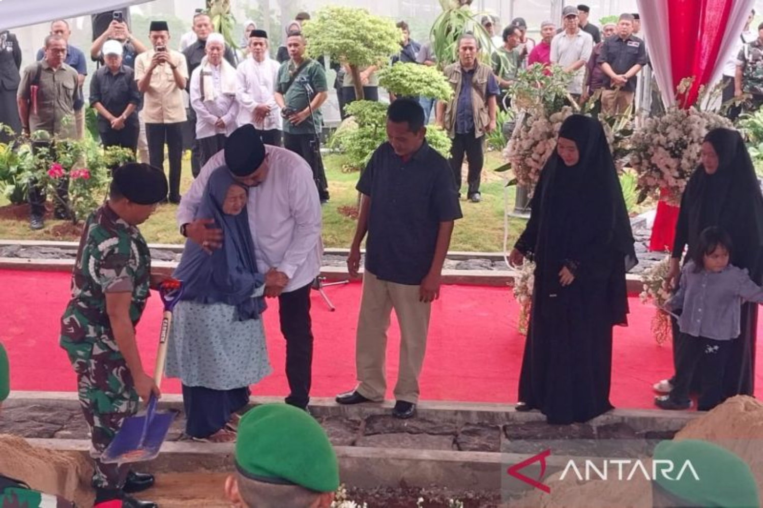 Pemindahan makam ayah dan kakek Rudy Susmanto di Pemakaman Keluarga di Pendopo Pelataran Patriot, Perum Puri Nirwana Estate, Cibinong, Selasa (21/1/2025). (ANTARA/HO-Tim Media Rudy Susmanto)