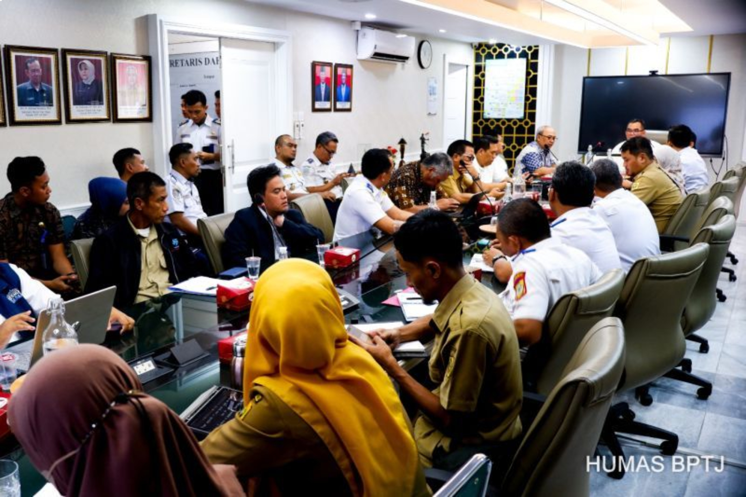 Suasana rapat BPTJ Kemenhub bersama Pemkab Bogor membahas penataan layanan angkutan perkotaan eksisting di Kabupaten Bogor, Selasa (21/1/2025). (ANTARA/HO-Humas BPTJ)