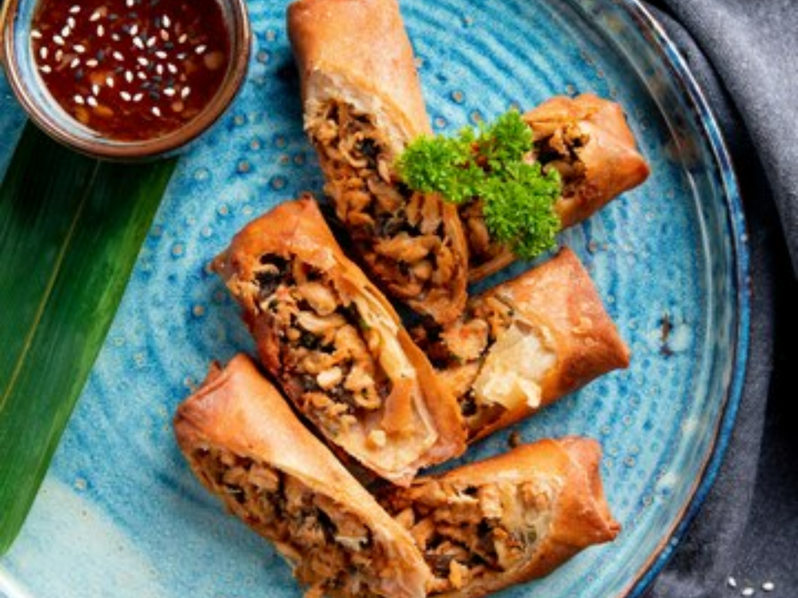 Ilustrasi lumpia goreng ayam jamur