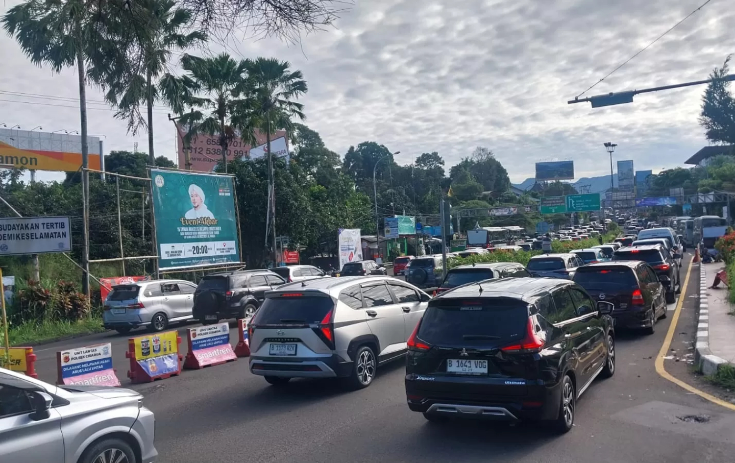Suasana antrean kendaraan yang akan memasuki kawasan wisata Puncak Bogor. (Dok. Radar Bogor)