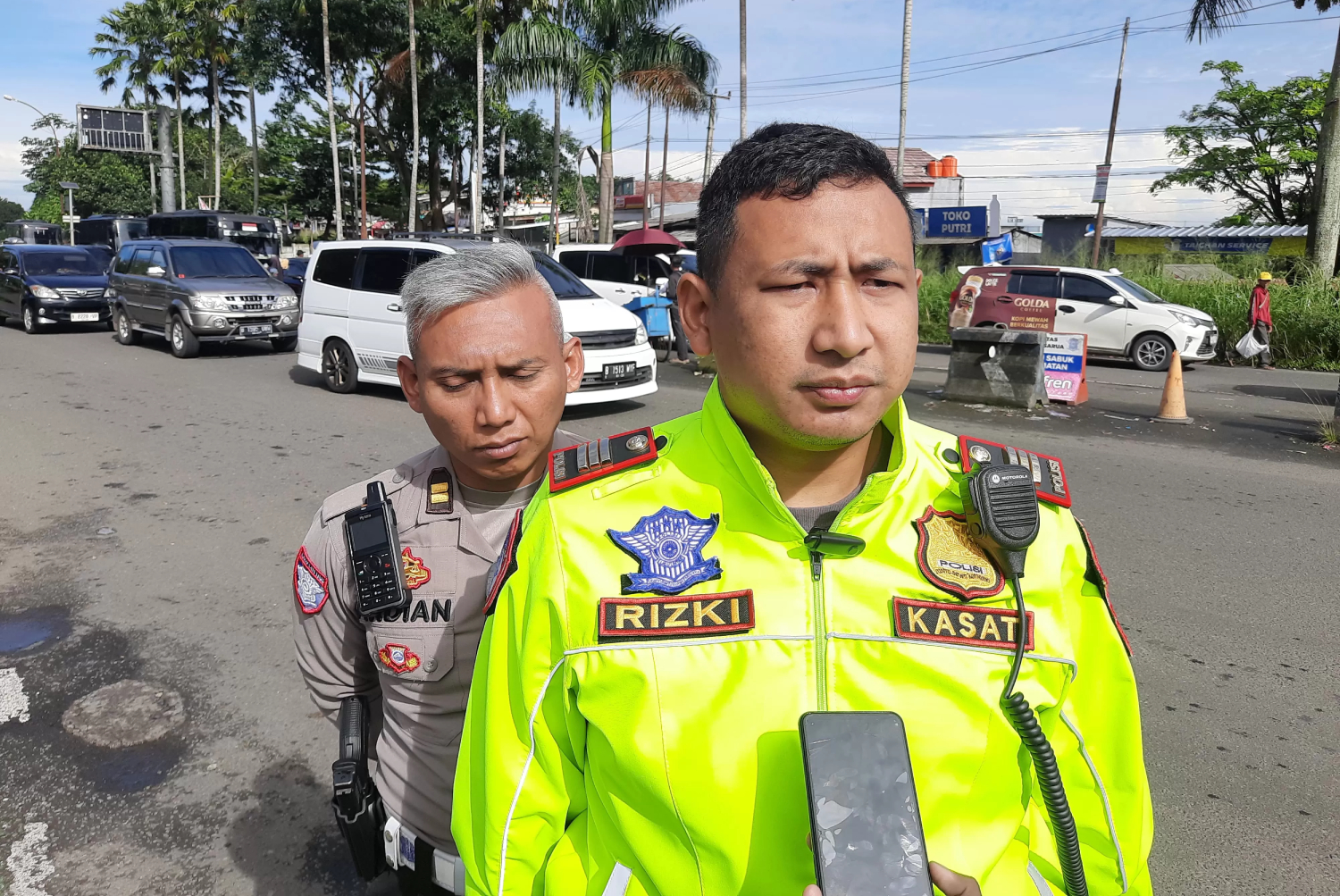Kasatlantas Polres Bogor AKP Rizky Guntama Ganda Permana memberi keterangan soal joki jalanan di Jalur Puncak Bogor. (Dok. Radar Bogor)