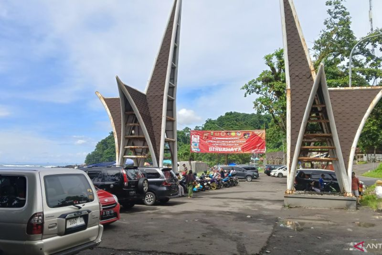 Pantai Karanghawu di Cisolok, Kabupaten Sukabumi, dipadati wisatawan dari berbagai daerah saat libur panjang Isra Mikraj dan Tahun Baru Imlek 2576 Kongzili, Senin (27/1/2025). (ANTARA/Aditya A Rohman)