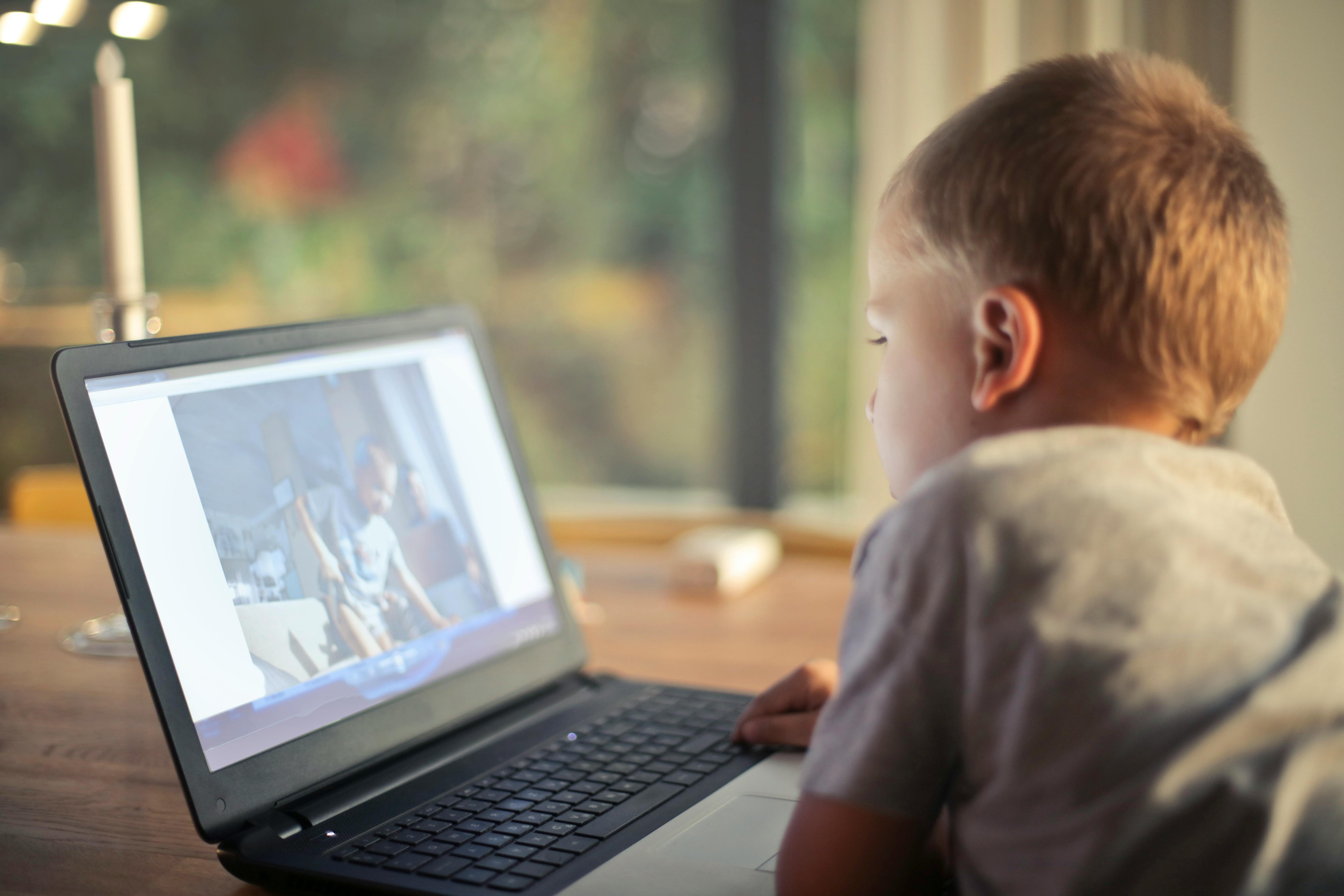 Ilustrasi anak menatap layar laptop. (Dok. Pexels/Andrea Piacquadio)
