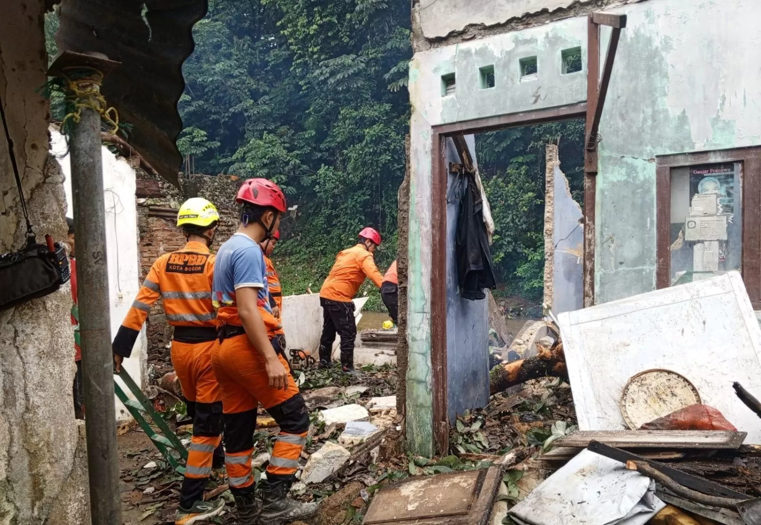 Penanganan bencana longsor dan pohon tumbang di Kecamatan Tanah Sareal, Kota Bogor. (Humas BPBD Kota Bogor)