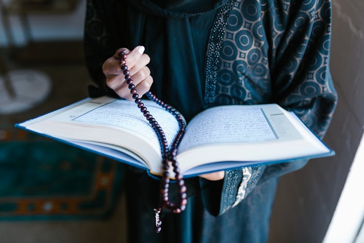 Ilustrasi umat Islam membaca Al-Qur&rsquo;an. (Dok. Pexels/RDNE Stock project)