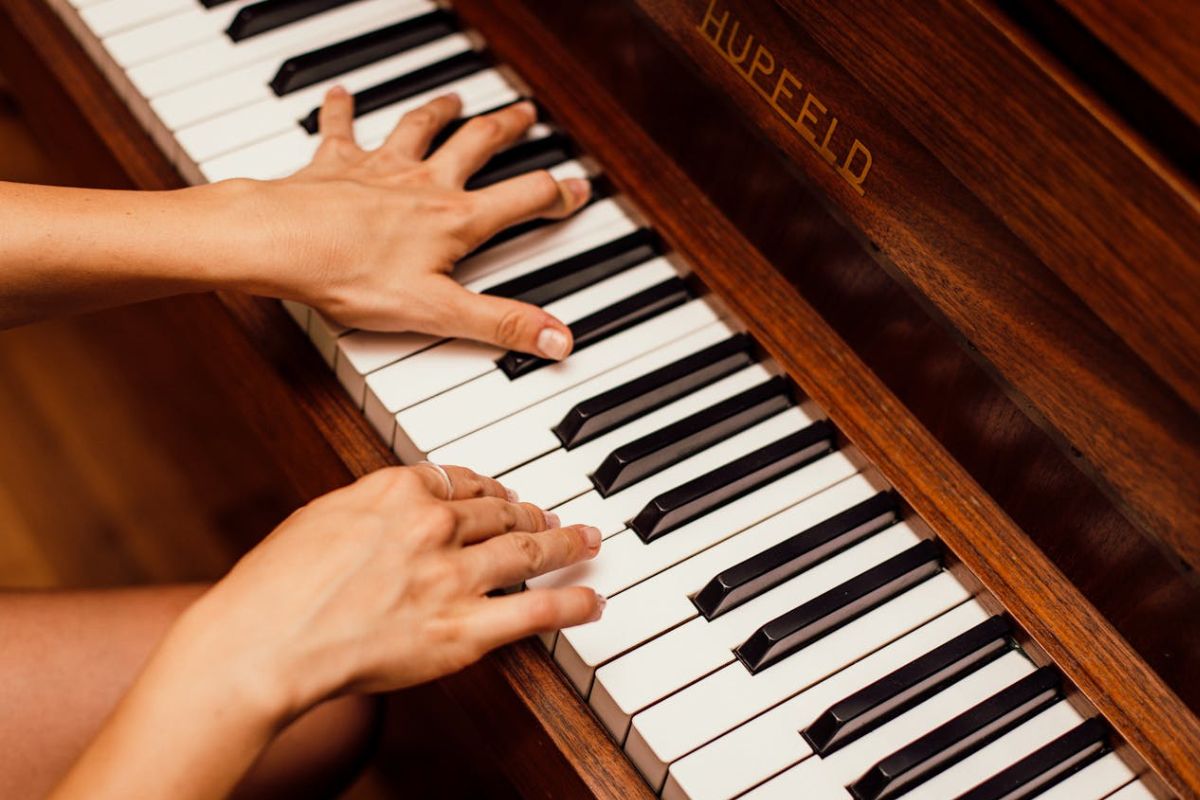 Ilustrasi seseorang bermain alat musik jenis piano. (Dok. Juan Pablo Serrano/Pexels)