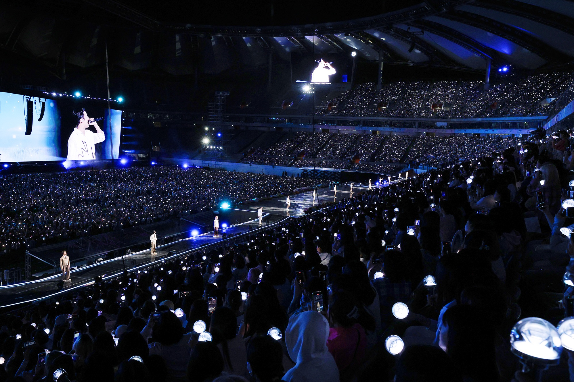 Ilustrasi fans melihat idol kesayangan konser. (Dok. Soompi/S Nam)