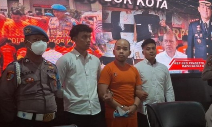 Abraham Michael, tersangka pembunuhan (baju oranye) di Kota Bogor.