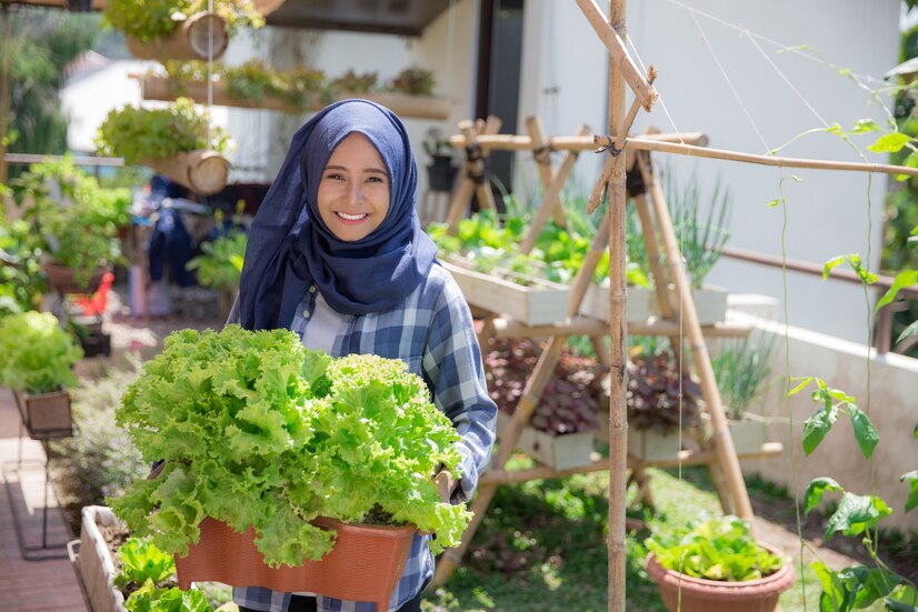 Ilustrasi seorang wanita membawa hasil kebun mandirinya. (Dok. odua/freepik)