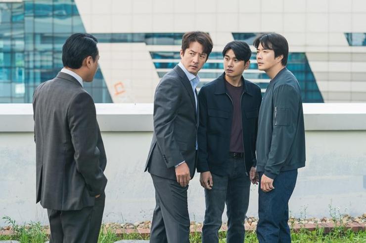 Aktor Kwon Sang-woo, dari kanan, Lee Yi-kyung dan Jung Joon-ho terlihat dalam film Hitman 2. (Dok. BY4M Studio)