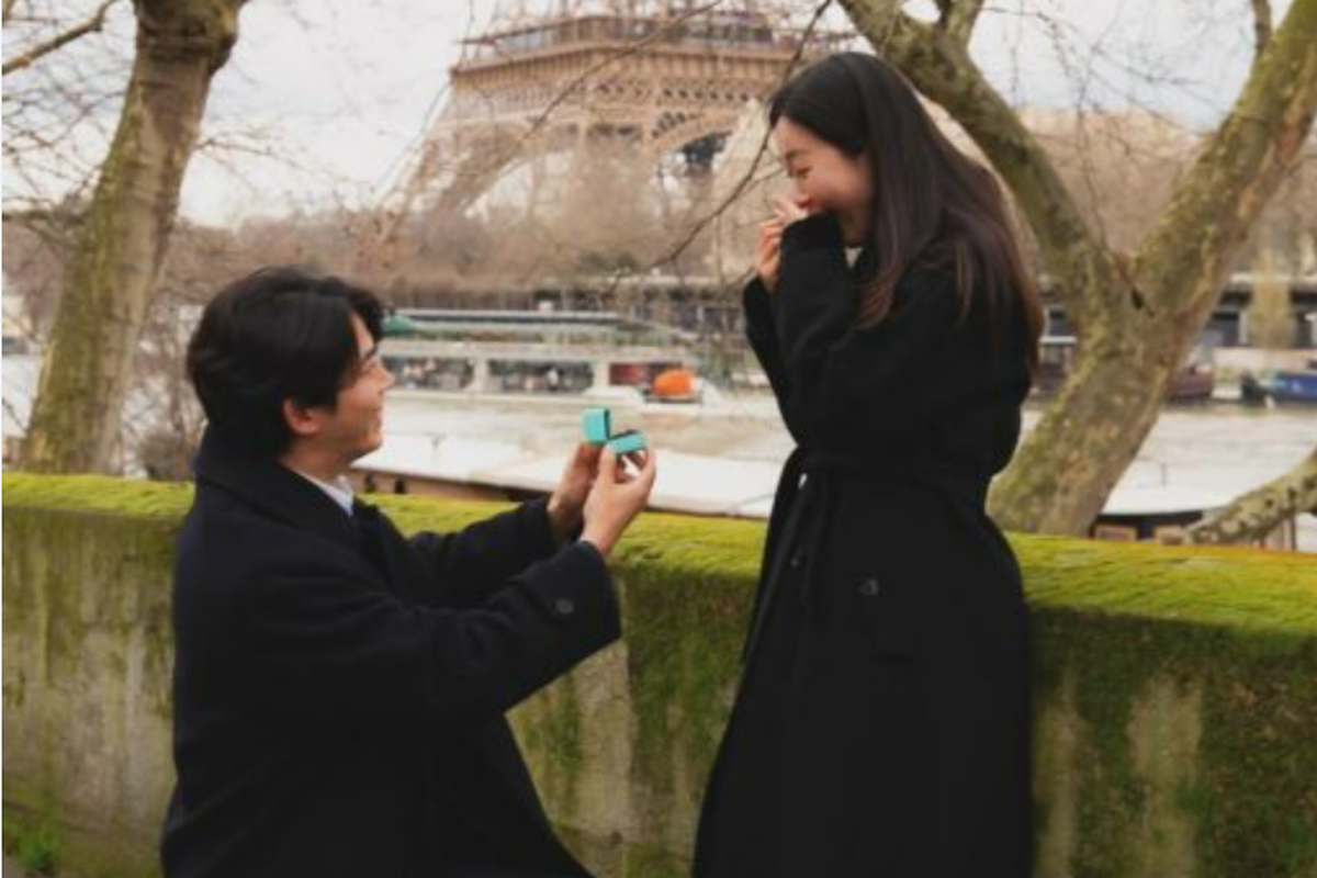 Taecyeon 2PM bersama kekasihnya. (Dok. Instagram @bestphotoparis)