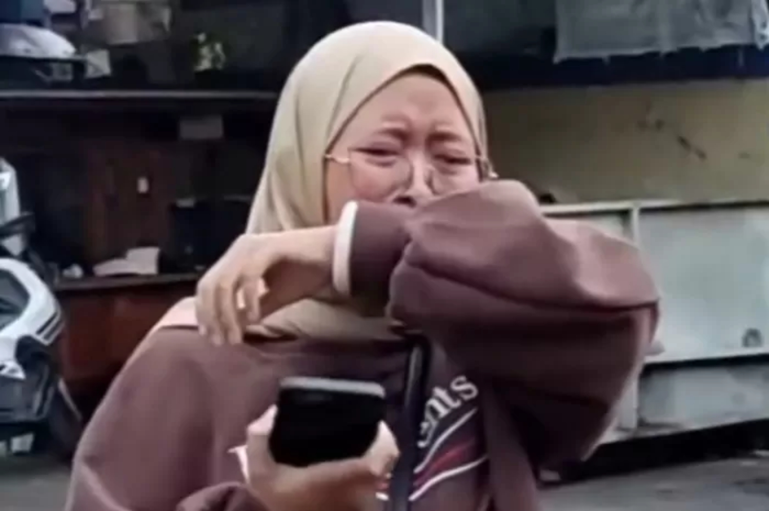 Anggi, istri Bendi Wijaya, sopir truk tronton yang menyebabkan kecelakaan di Gerbang Tol  Ciawi 2 Bogor. (Fikri/Radar Bogor)