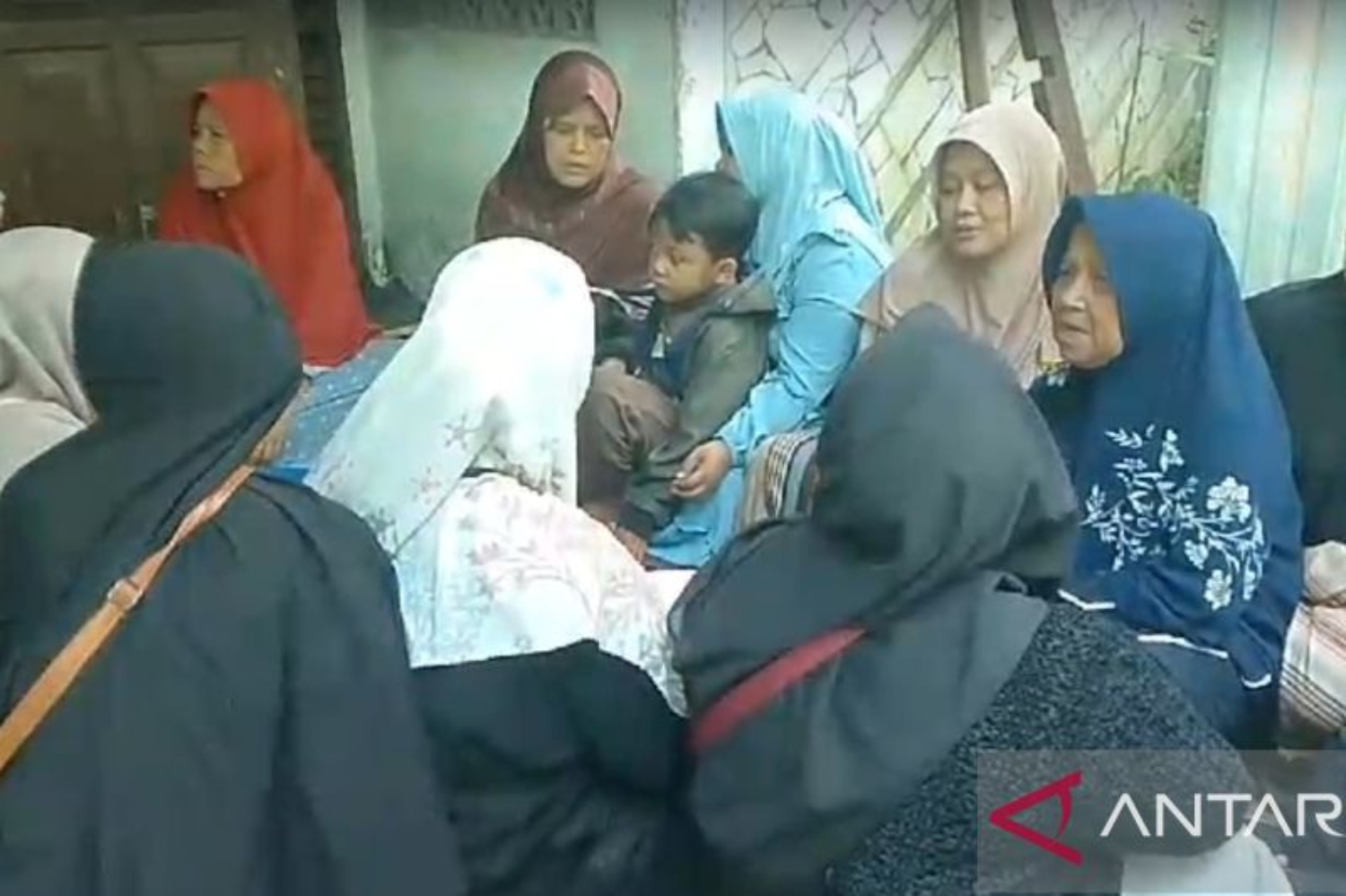 Warga menggelar pengajian di rumah Budiman, warga Cipetir, Kecamatan Cidadap, Kabupaten Sukabumi yang tewas pada kecelakaan di Gerbang Tol Ciawi 2 Selasa (4/2/2025). (ANTARA/Aditya A Rohman)